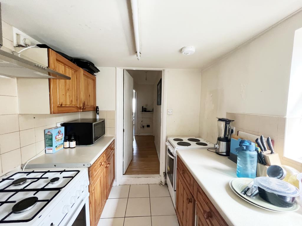 Lot: 95 - THREE-BEDROOM TERRACE HOUSE - Kitchen